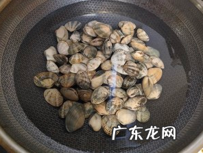 炒花蛤要先煮一下,炒花甲需要先焯水