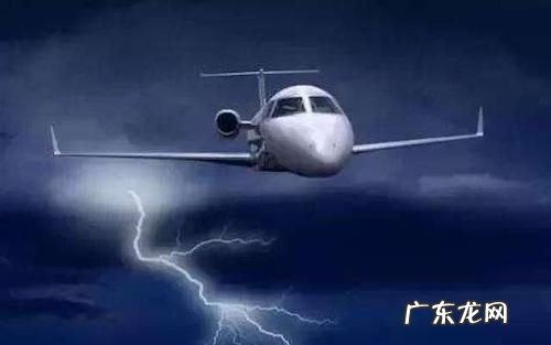 雨天飞机会很颠簸,飞机在飞行过程中遇到雷雨天气怎么办