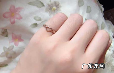 戒指带小拇指的意思,戒指戴哪个手指代表什么意思