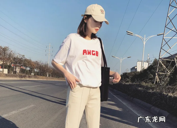 卡其色字母裤配什么上衣,卡其色的裤子配什么颜色的上衣最好看