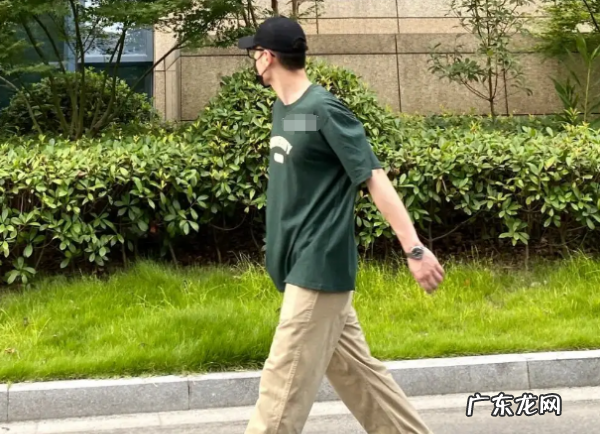 卡其色字母裤配什么上衣,卡其色的裤子配什么颜色的上衣最好看