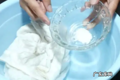 美术颜料弄衣服上咋洗,美术颜料弄到衣服上怎么去除