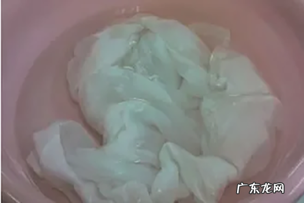 美术颜料弄衣服上咋洗,美术颜料弄到衣服上怎么去除