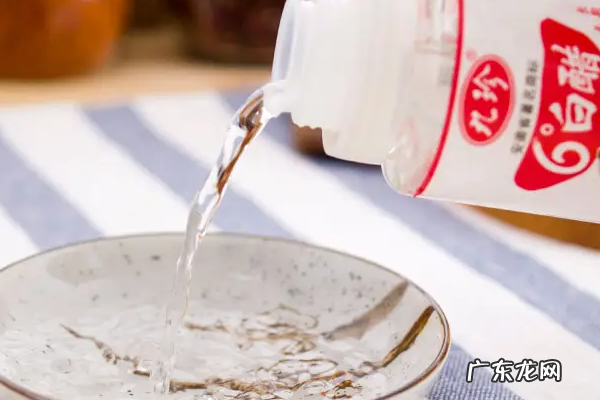 小苏打白醋洗衣服去黄,去黄汗渍最好的方法