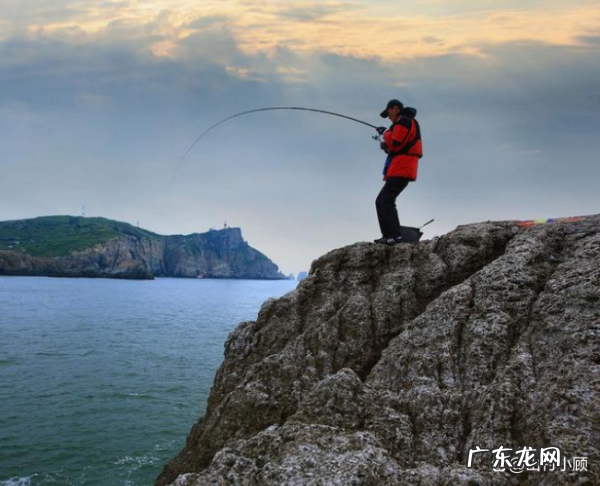 鱼杆卡紧了怎样弄,鱼竿卡住了收不回去怎么办