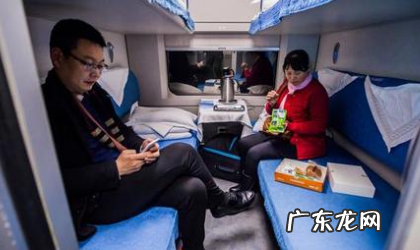 火车硬卧中铺鞋放哪,火车硬卧中铺鞋放哪