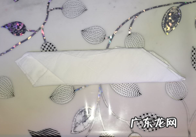 卫生纸怎么叠成卫生巾,用卫生纸做卫生巾的步骤如下