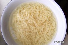 面条上面有白色颗粒可以吃,面条上有白色粉末还能吃
