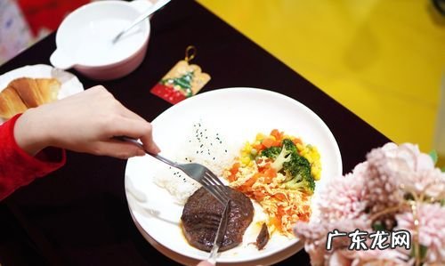 为什么右手刀左手叉,吃牛排左刀右叉丢人