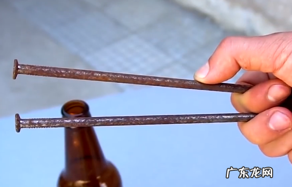酒瓶底部怎么打孔,没有工具玻璃打孔方法是什么