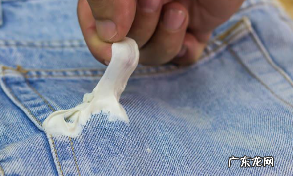 衣服上弄上口香糖怎么能处理掉,衣服上沾了口香糖怎样去除