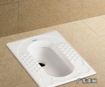 蹲坑堵了用热水有用,蹲坑掉进塑料盖子堵了可以用开水烫一下