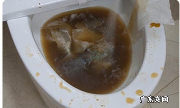 蹲坑堵了用热水有用,蹲坑掉进塑料盖子堵了可以用开水烫一下