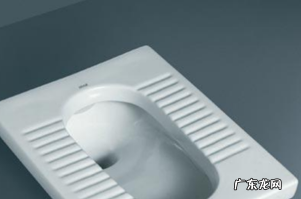 蹲坑堵了用热水有用,蹲坑掉进塑料盖子堵了可以用开水烫一下