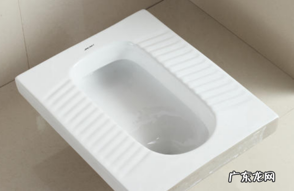 蹲坑堵了用热水有用,蹲坑掉进塑料盖子堵了可以用开水烫一下