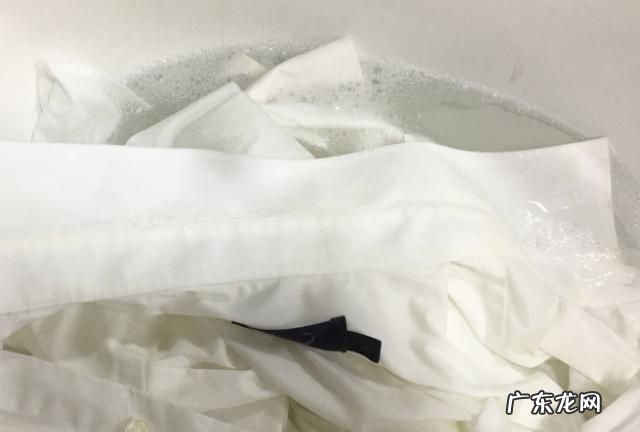 漂白衣服变红怎么回事,漂白液衣服变红色为什么