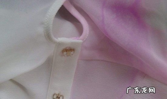 漂白衣服变红怎么回事,漂白液衣服变红色为什么