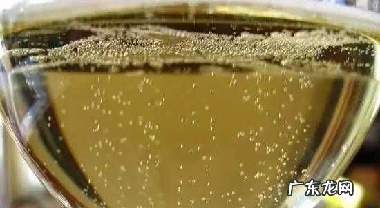 酒加热后酒精会挥发,酒煮过后还有酒精