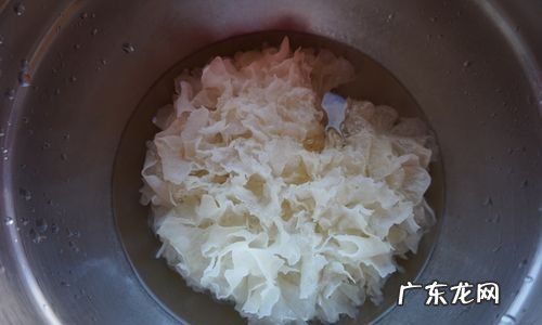 银耳为什么放久了发黄,银耳放时间长了都发黄了还能吃
