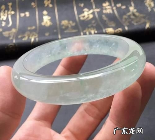 手镯为什么买大不买小,黄金手镯选大一点还是紧一点戴在手上的效果