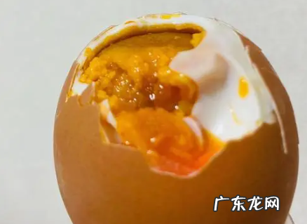 怎么腌鸡蛋又出油又起沙又好吃,腌咸鸡蛋出油的方法及放盐比例