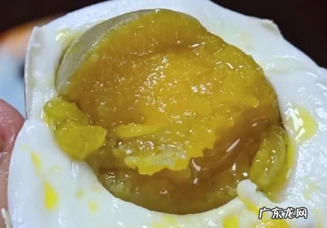 怎么腌鸡蛋又出油又起沙又好吃,腌咸鸡蛋出油的方法及放盐比例