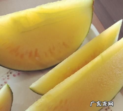 西瓜瓤中间发黄什么原因能不能吃,西瓜瓤发黄什么原因能不能吃