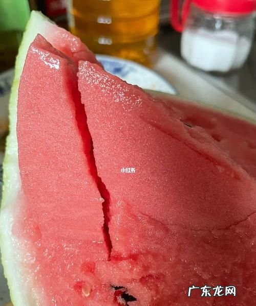 西瓜瓤中间发黄什么原因能不能吃,西瓜瓤发黄什么原因能不能吃