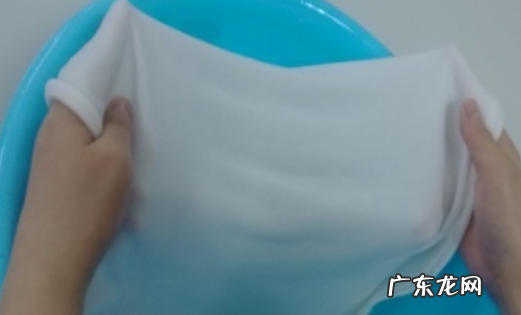 菜汁弄到衣服上怎么洗,衣服上的菜汁怎么去除小窍门