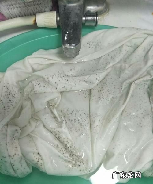 夏天衣服有霉斑怎么洗掉,夏天衣服发霉了怎么去除