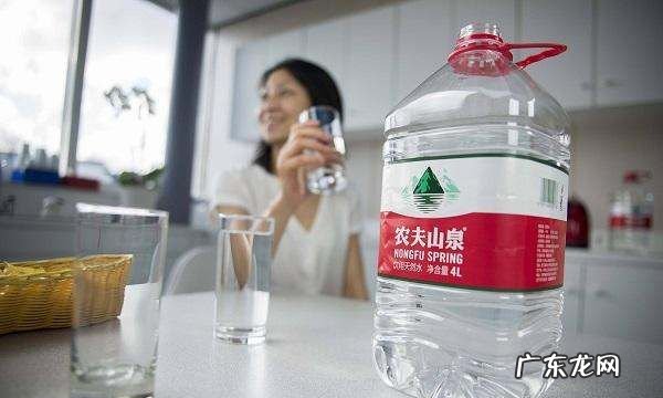 矿泉水夏天放在车里还能不能喝,夏天矿泉水可以放在车后备箱么