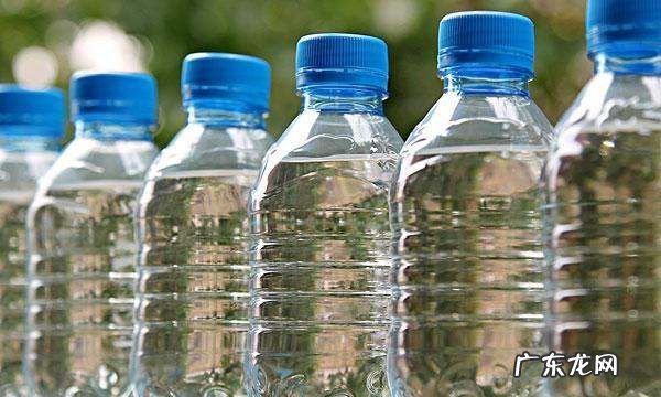 矿泉水夏天放在车里还能不能喝,夏天矿泉水可以放在车后备箱么