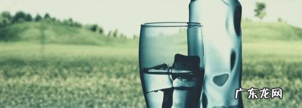 矿泉水夏天放在车里还能不能喝,夏天矿泉水可以放在车后备箱么