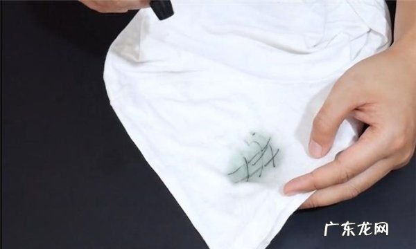 彩笔弄到衣服上怎么洗去,彩笔画在衣服上怎么擦干净