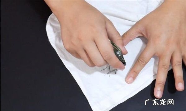 彩笔弄到衣服上怎么洗去,彩笔画在衣服上怎么擦干净