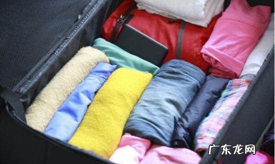 Jk制服裙怎么叠放行李箱,行李箱收纳衣服怎么样折叠收纳的多