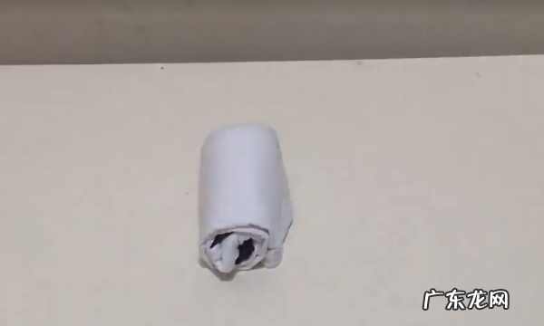 Jk制服裙怎么叠放行李箱,行李箱收纳衣服怎么样折叠收纳的多