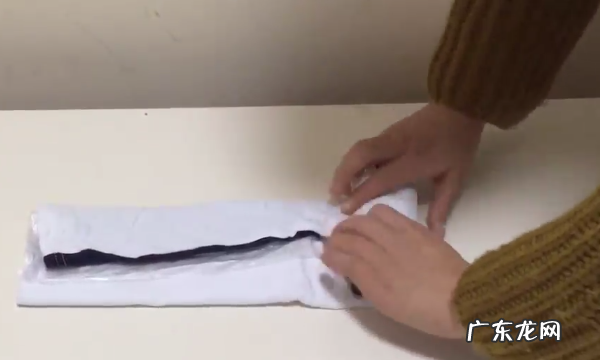 Jk制服裙怎么叠放行李箱,行李箱收纳衣服怎么样折叠收纳的多