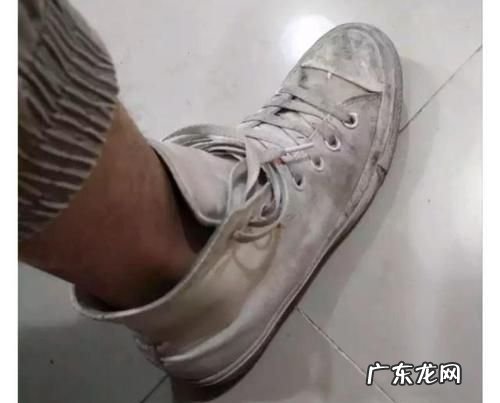 鞋子被雨水淋湿要洗,白鞋被雨淋湿怎么办