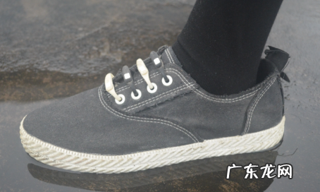 鞋子被雨水淋湿要洗,白鞋被雨淋湿怎么办