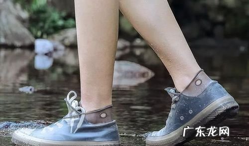 鞋子被雨水淋湿要洗,白鞋被雨淋湿怎么办