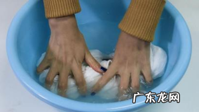 苍蝇贴的胶粘在衣服上怎么弄掉,粘苍蝇的胶弄到衣服上怎么弄下来
