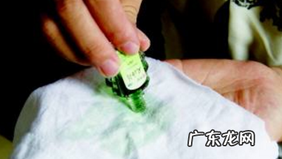 苍蝇贴的胶粘在衣服上怎么弄掉,粘苍蝇的胶弄到衣服上怎么弄下来