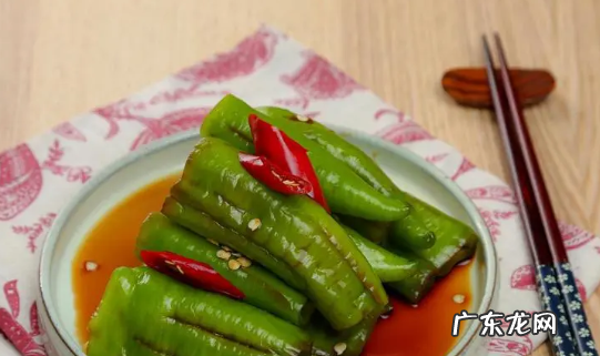 腌辣椒怎么做好吃放的时间又长,怎样腌辣椒好吃还不坏窍门