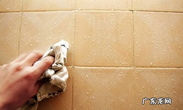 瓷砖上的顽固水垢怎么去除,瓷砖上的顽固水垢怎么去除 瓷砖上的顽固水垢如何去除