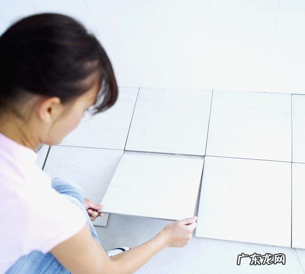 瓷砖上的顽固水垢怎么去除,瓷砖上的顽固水垢怎么去除 瓷砖上的顽固水垢如何去除