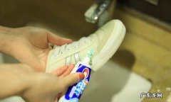 小白鞋上有红油洗不掉怎么办,小白鞋洗了之后变黄怎么办