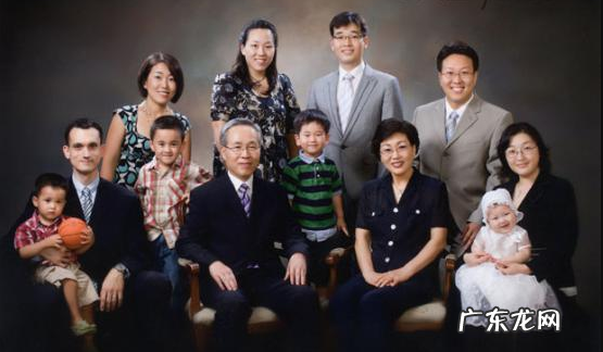 全家福怎么照五口人,全家福照片怎么挂墙上好看