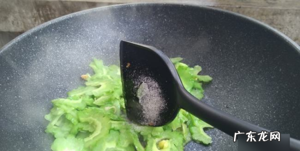 炒苦瓜的做法 怎么样炒苦瓜好吃,苦瓜怎么炒才好吃