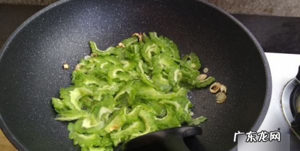 炒苦瓜的做法 怎么样炒苦瓜好吃,苦瓜怎么炒才好吃